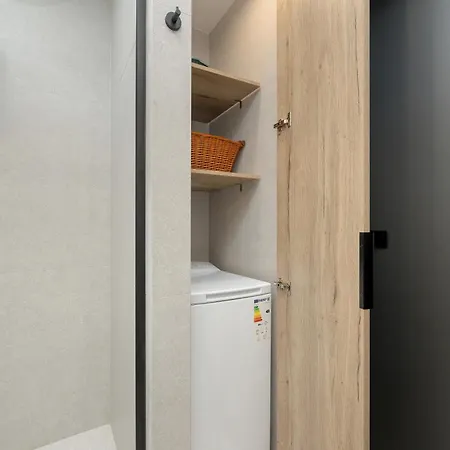 Shellter 117 J - By Jantar Apartment